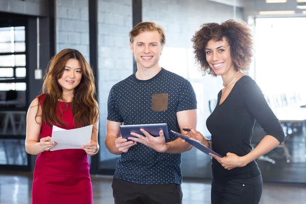 Företagsledare tillsammans i office — Stockfoto