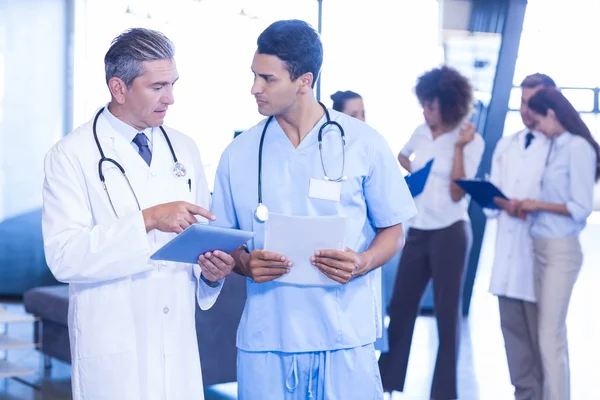 Médico examinando relatório médico — Fotografia de Stock