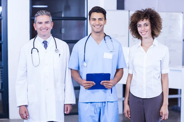 Retrato da equipe médica em pé juntos — Fotografia de Stock