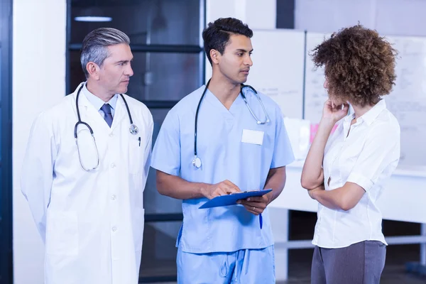 Doctor teniendo una discusión con colegas — Foto de Stock