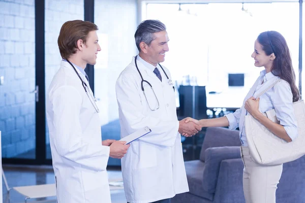 Doctor shaking hands with colleague — Stock Photo, Image