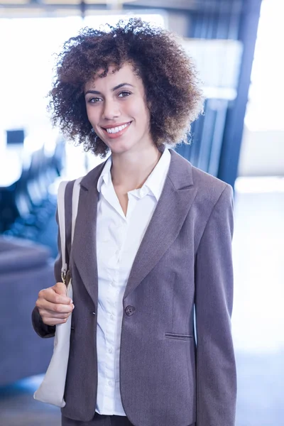 Empresária sorrindo no cargo — Fotografia de Stock