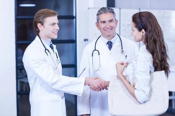 Doctor estrechando la mano con colega — Foto de Stock