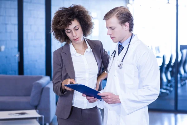 Médico y colega mirando el informe médico — Foto de Stock