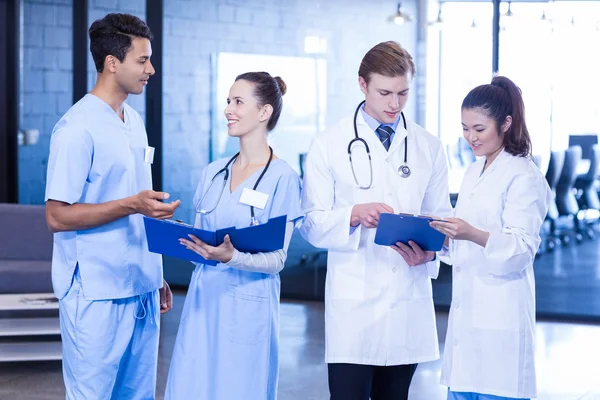 Medici che guardano il rapporto medico — Foto Stock