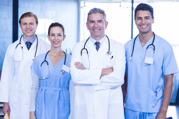 Equipe médica de pé juntos — Fotografia de Stock