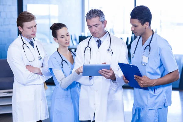 Médicos mirando en tableta digital — Foto de Stock