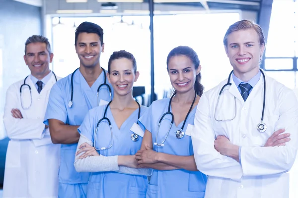 Medical team standing with arms crossed — Stock Photo, Image