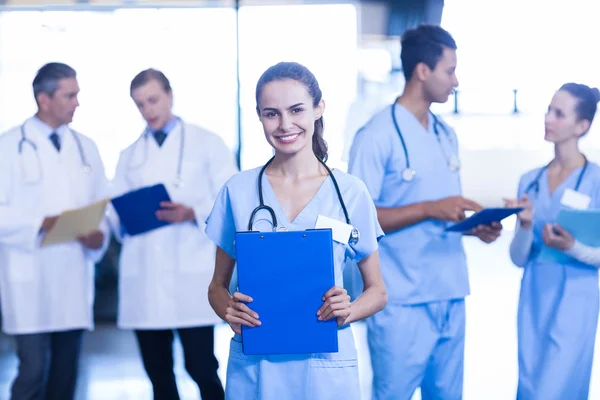 Vrouwelijke arts bedrijf medisch rapport — Stockfoto