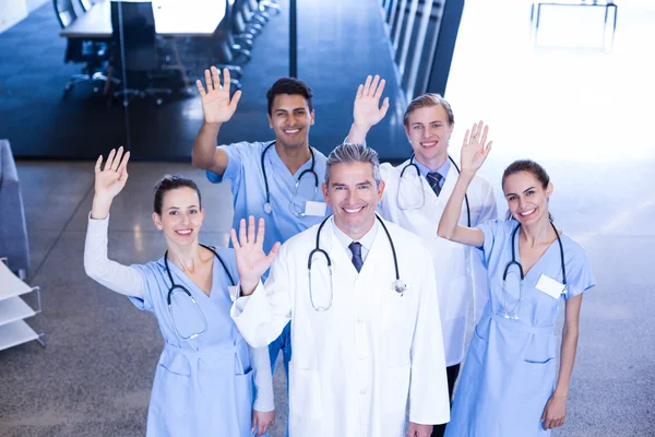 Medicinska teamet med händerna upp — Stockfoto