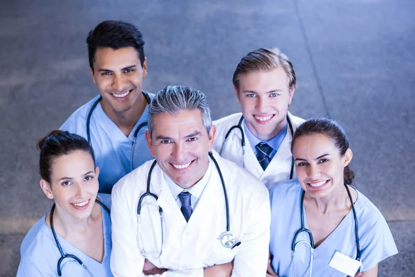 Lékařský tým stojící s rukama přes — Stock fotografie