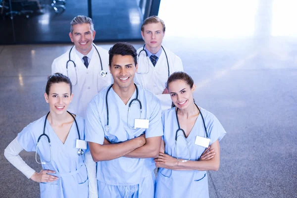 Zespół medyczny stojących razem — Zdjęcie stockowe