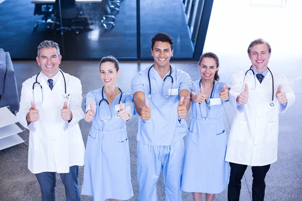 Equipa médica a levantar os polegares — Fotografia de Stock