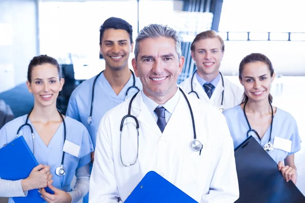 Equipe médica de pé juntos — Fotografia de Stock