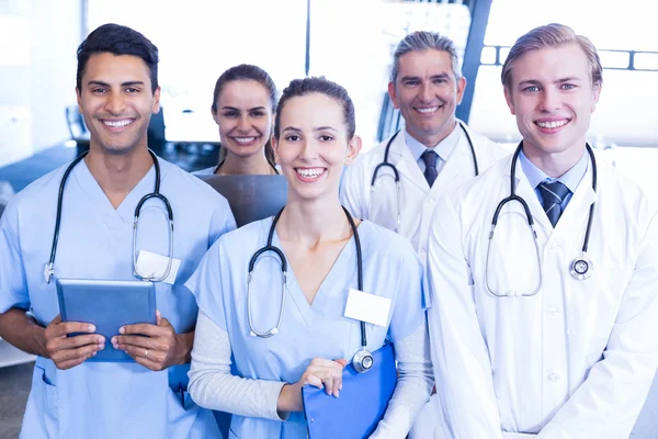 Squadra medica in piedi insieme — Foto Stock