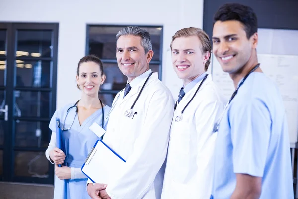Equipe médica de pé juntos — Fotografia de Stock