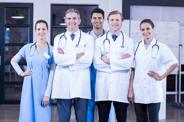 Zespół medyczny stojących razem — Zdjęcie stockowe