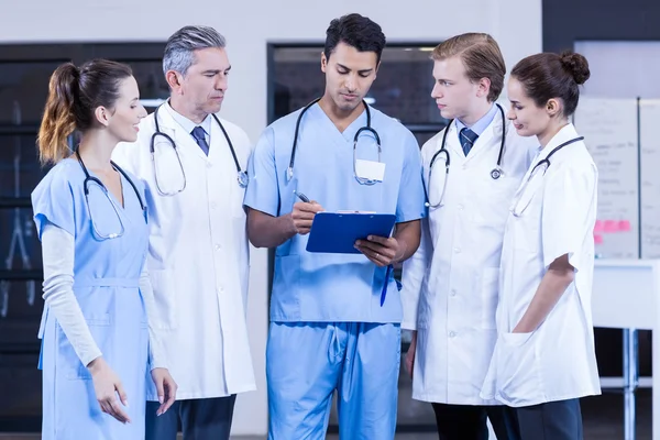 Equipo médico discutiendo juntos —  Fotos de Stock