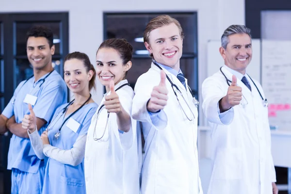 Equipa médica a levantar os polegares — Fotografia de Stock