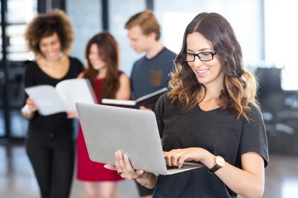 Donna d'affari utilizzando il computer portatile — Foto Stock