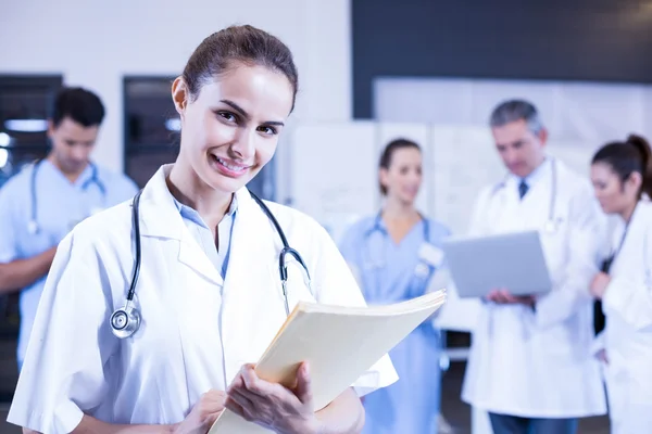 Médico segurando relatório médico — Fotografia de Stock