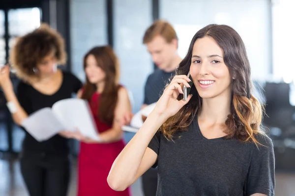 İş kadını cep telefonuyla konuşuyor — Stok fotoğraf