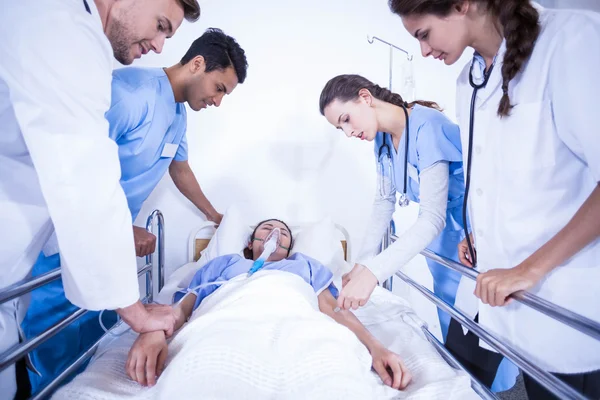 Läkare undersöker patienten på sängen — Stockfoto