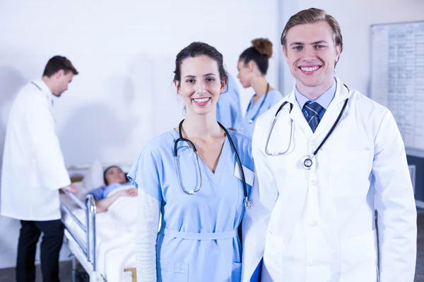 Médecins souriant à la caméra — Photo