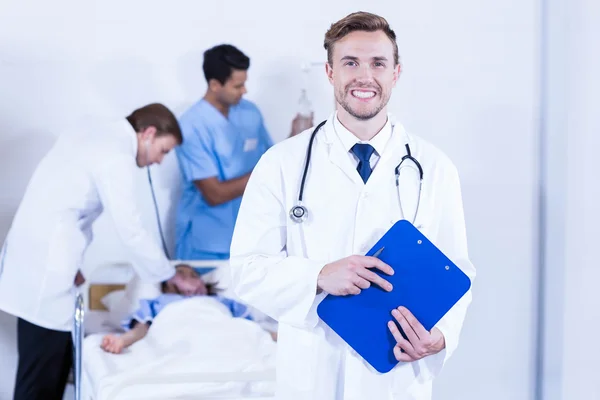 Doctor holding clipboard — Stock Photo, Image