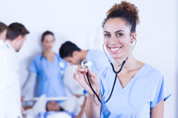 Kvinnliga läkare visar stetoskop — Stockfoto