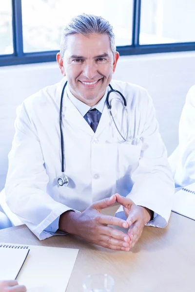 Doktor s úsměvem v konferenční místnosti — Stock fotografie