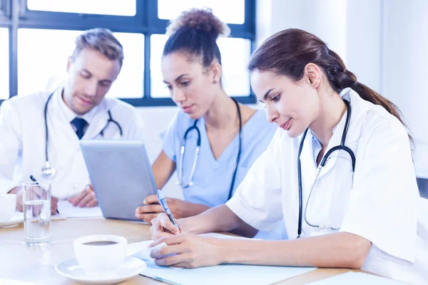 Equipe médica discutindo em reunião — Fotografia de Stock