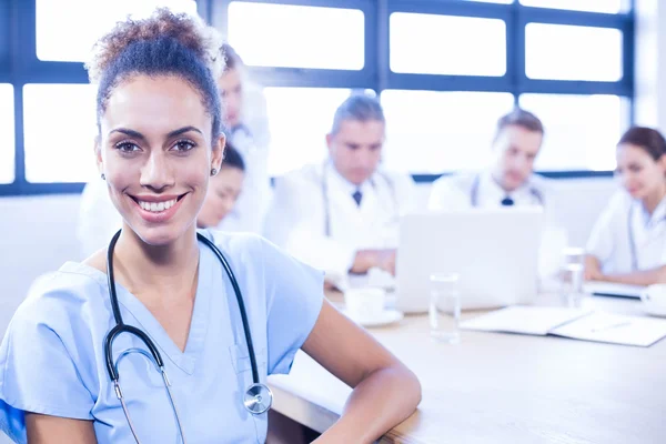 Doctores sonriendo a la cámara — Foto de Stock