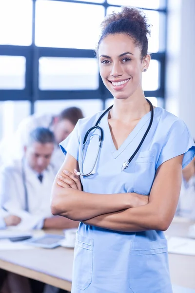 Kobieta lekarz uśmiecha się do kamery — Zdjęcie stockowe