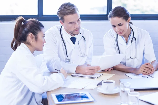 Equipe médica discutindo em reunião — Fotografia de Stock