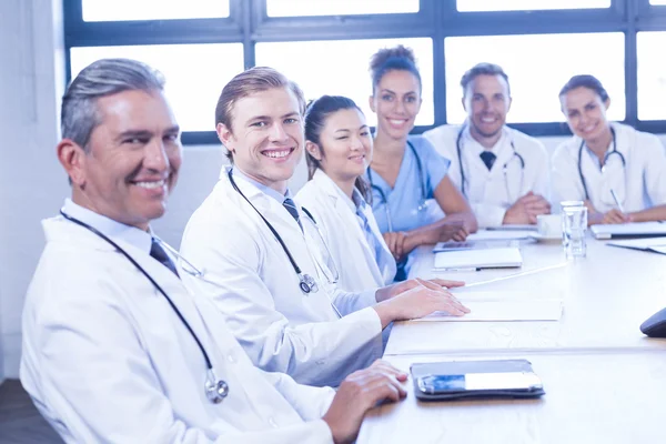 Equipe médica sorrindo na sala de conferências — Fotografia de Stock