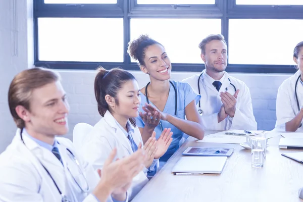 Equipo médico aplaudiendo en reunión —  Fotos de Stock