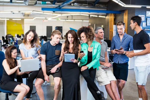 Grupp av kollegor pratar i office — Stockfoto