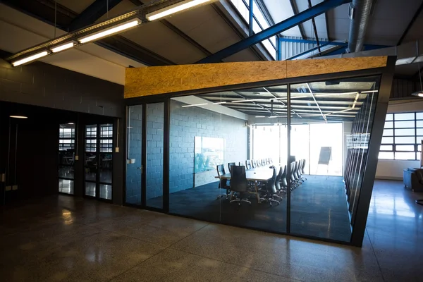 Ein leerer, moderner Konferenzraum im Büro — Stockfoto