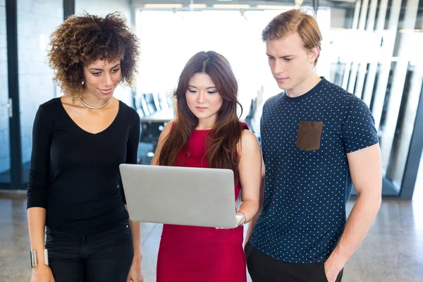 Chers collègues discutant dans un ordinateur portable — Photo