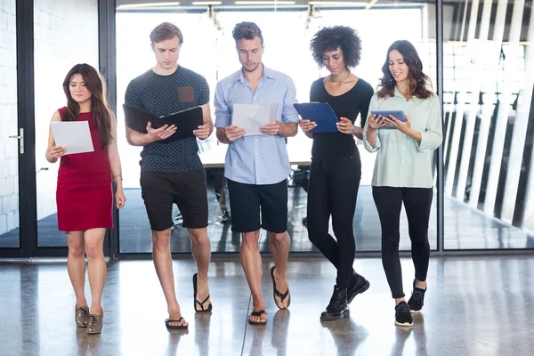 Chers collègues debout avec document et tablette — Photo