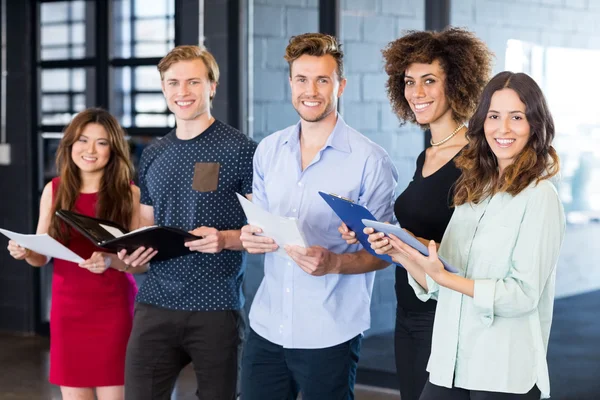 Chers collègues debout avec document et tablette — Photo