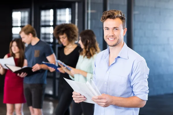 Lächelnder Mann mit Urkunde — Stockfoto