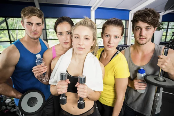 Atletische mannen en vrouwen poseren — Stockfoto