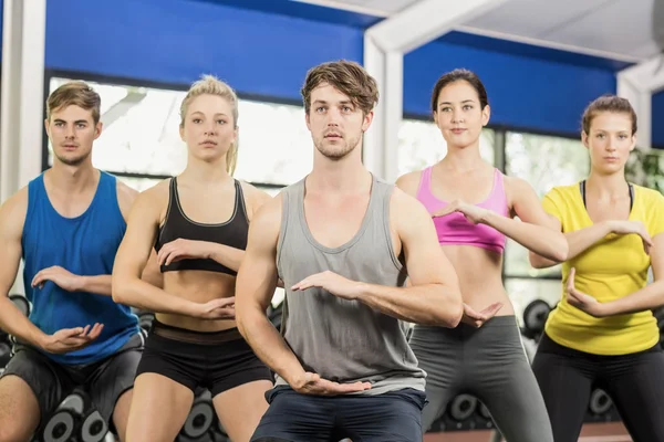 Hommes et femmes athlétiques faisant du sport — Photo