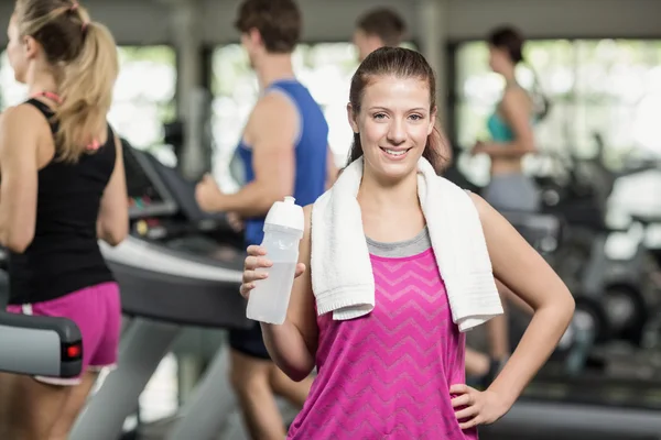 Fit femme posant avec les mains sur les hanches — Photo