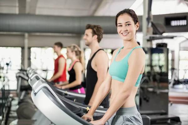 Adatta donna che corre sul tapis roulant — Foto Stock