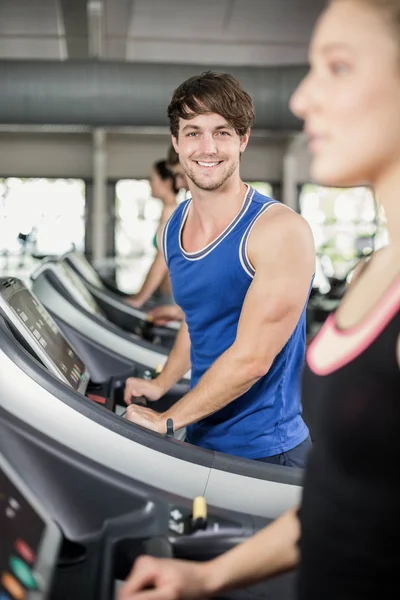 Homme athlétique courir sur tapis roulant — Photo