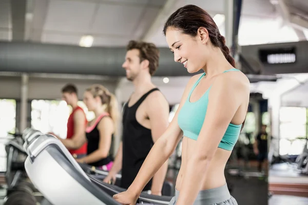 Fitte Frau läuft auf Laufband — Stockfoto