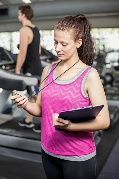 Vrouwelijke trainer glimlachen naar de camera — Stockfoto